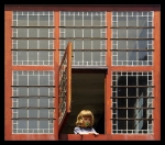 Kind am Fenster in Dinan