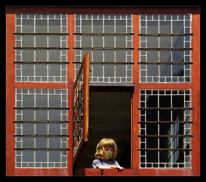 Kind am Fenster in Dinan